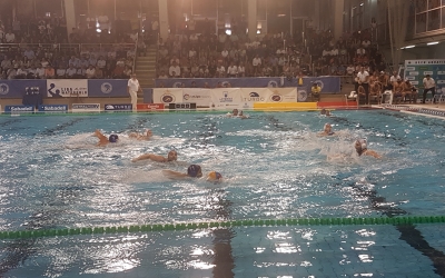 Gonzalo López Escribano defensa a Blai Mallarac durant el partit d'avui